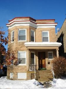 ON THE EDGE IN EDGEWATER: Bought for $550,000 in 2006, this Chicago two-flat is now listed as a short sale for $240,000. 